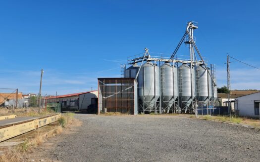 Venta de terrenos (fábrica de piensos, nave ganadera)
